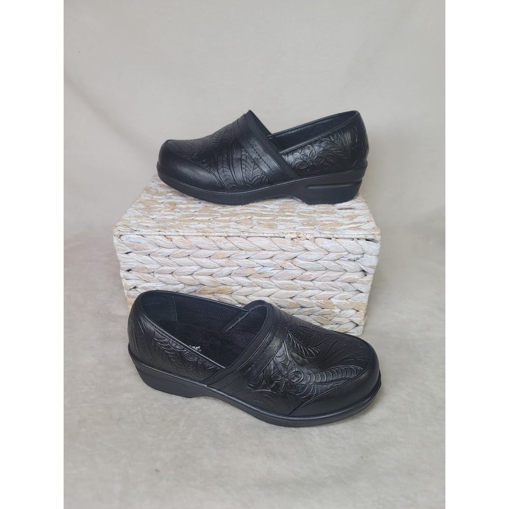 Easy Street Black Minimalist Slip Resistant Clogs Embossed Floral 10W Comfycore